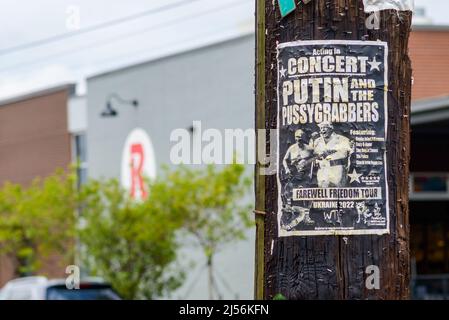 NEW ORLEANS, LA, USA - 15. April 2022: Satirisches Plakat auf dem Utility-Pole-Werbekonzert für Putin und die Pussygrabbers in der Freret Street Stockfoto