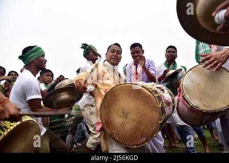 Guwahati, Guwahati, Indien. 20. April 2022. Die Bewohner des Stammes der Sarania Kachari spielen Trommeln, während sie an einer Prozession im Rahmen von Bah-Gohain Utsav in Bagan para im Distrikt Baksa von Assam India am Mittwoch, dem 20.. April 2022, teilnehmen. Sarania Kachari Stamm der Assam Indien feiern die Bah-Gohain Utsav Menschen vor Windpocken zu schützen und für eine gute Anbauzeit (Foto: © Dasarath Deka/ZUMA Press Wire) Stockfoto