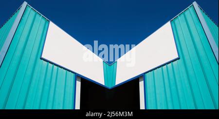 Industrielager mit blauem Himmel. Gebäude der Kaltlufteinheit. Stahlkonstruktion. Gebäude mit leerem Textbereich Stockfoto