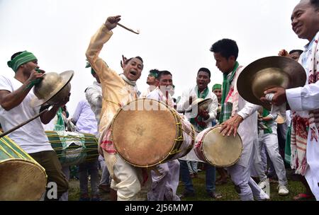 Guwahati, Guwahati, Indien. 20. April 2022. Die Bewohner des Stammes der Sarania Kachari spielen Trommeln, während sie an einer Prozession im Rahmen von Bah-Gohain Utsav in Bagan para im Distrikt Baksa von Assam India am Mittwoch, dem 20.. April 2022, teilnehmen. Sarania Kachari Stamm der Assam Indien feiern die Bah-Gohain Utsav Menschen vor Windpocken zu schützen und für eine gute Anbauzeit (Foto: © Dasarath Deka/ZUMA Press Wire) Stockfoto