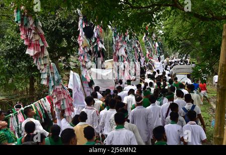 Guwahati, Guwahati, Indien. 20. April 2022. Volk des Sarania Kachari Stammes nimmt eine Prozession als Teil der Bah-Gohain Utsav in Bagan para im Baksa Bezirk von Assam Indien am Mittwoch, 20.. April 2022. Sarania Kachari Stamm der Assam Indien feiern die Bah-Gohain Utsav Menschen vor Windpocken zu schützen und für eine gute Anbauzeit (Foto: © Dasarath Deka/ZUMA Press Wire) Stockfoto
