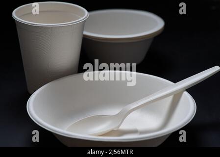 Papierschale und Schüssel mit den Einweglöffeln Stockfoto