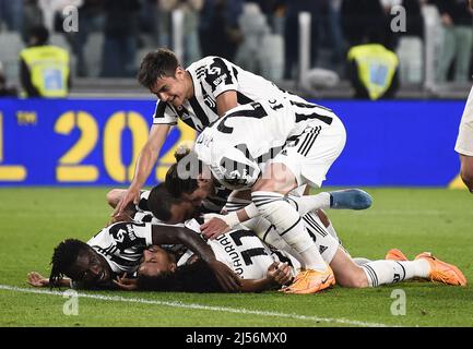 Turin, Italien. 20. April 2022. Die Spieler des FC Juventus feiern am 20. April 2022 im Halbfinale des Italien-Pokals ein Tor zwischen dem FC Juventus und Fiorentina in Turin, Italien. Quelle: Federico Tardito/Xinhua/Alamy Live News Stockfoto