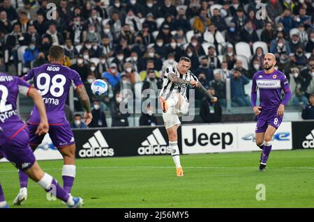 Turin, Italien. 20. April 2022. Federico Bernardeschi des FC Juventus erzielt sein Tor beim Halbfinale des italienischen Fußballs im zweiten Etappenkennspiel zwischen FC Juventus und Fiorentina am 20. April 2022 in Turin, Italien. Quelle: Federico Tardito/Xinhua/Alamy Live News Stockfoto