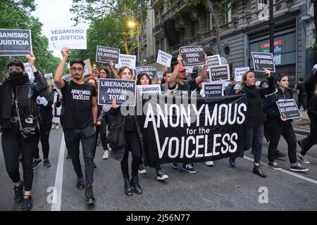 Buenos Aires, Argentinien; 1. Nov 2021: Weltvegantag. Menschen marschieren mit einem Banner und Plakaten mit animistischen Botschaften: Anonym für die Stimme Stockfoto