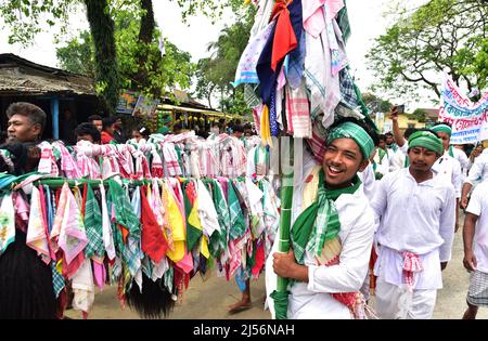 Guwahati, Guwahati, Indien. 20. April 2022. Volk des Sarania Kachari Stammes nimmt eine Prozession als Teil der Bah-Gohain Utsav in Bagan para im Baksa Bezirk von Assam Indien am Mittwoch, 20.. April 2022. Sarania Kachari Stamm der Assam Indien feiern die Bah-Gohain Utsav Menschen vor Windpocken zu schützen und für eine gute Anbauzeit (Foto: © Dasarath Deka/ZUMA Press Wire) Stockfoto