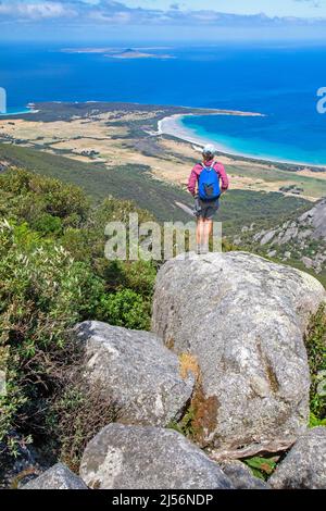 Wanderer auf den Hängen der Strzelecki Peaks mit Blick auf den Trousers Point Stockfoto