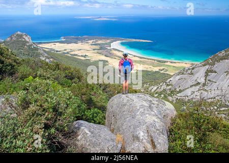 Wanderer auf den Hängen der Strzelecki Peaks mit Blick auf den Trousers Point Stockfoto