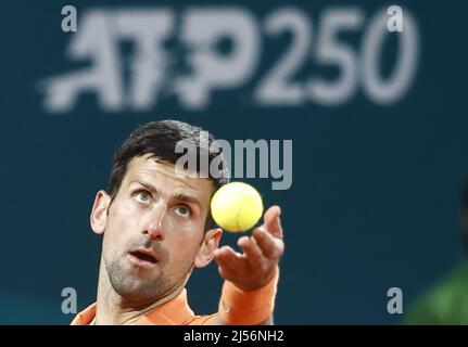 Belgrad. 20. April 2022. Der serbische Novak Djokovic serviert den Ball während eines Männermatches gegen den serbischen Laslo Djere beim Turnier der ATP-Serie Serbia Tennis Open 250 in Belgrad, Serbien am 20. April 2022. Kredit: Predrag Milosavljevic/Xinhua/Alamy Live Nachrichten Stockfoto