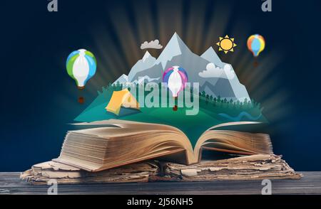 Alte Bücher auf dem Tisch mit gezeichneter Zauberwelt vor dunklem Hintergrund Stockfoto
