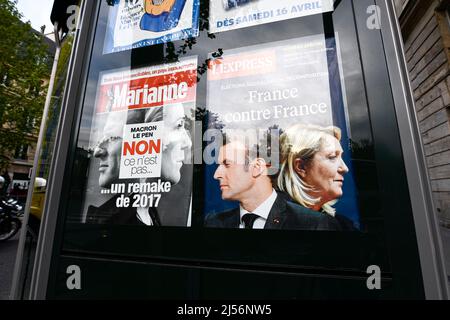 Paris, Frankreich, 20. April 2022, Illustration der zweiten Runde der französischen Präsidentschaftswahlen zwischen dem derzeitigen Präsidenten Emmanuel Macron und Marine Le Pen ('RN', 'Rassemblement National'), Titelseiten der französischen Wochenzeitungen 'Marianne' und 'L'Express' auf einem Zeitungskioster (Pressekioské) in Paris, Frankreich am 20. April 2022. Die französischen Wähler kommen am 24. April 2022 zur Wahl für die zweite Runde der Präsidentschaftswahlen, um ihren neuen Präsidenten der Republik zu wählen. Stockfoto