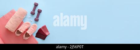 Set von Sportgeräten und Schuhen auf hellblauem Hintergrund mit Platz für Text Stockfoto