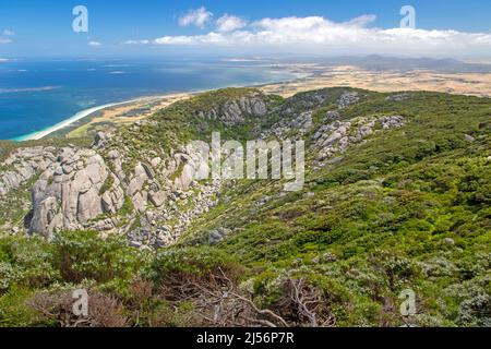 Blick nach Norden von den Hängen der Strzelecki Peaks auf Flinders Island Stockfoto