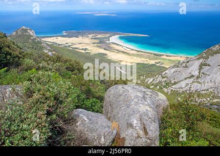 Blick auf den Trousers Point von den Hängen der Strzelecki Peaks Stockfoto