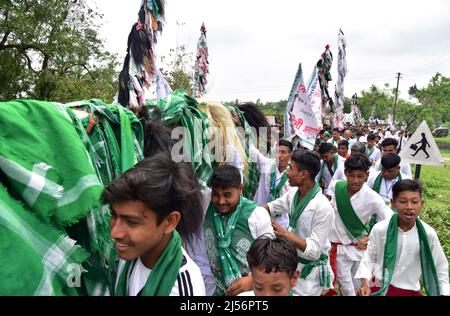Guwahati, Guwahati, Indien. 20. April 2022. Volk des Sarania Kachari Stammes nimmt eine Prozession als Teil der Bah-Gohain Utsav in Bagan para im Baksa Bezirk von Assam Indien am Mittwoch, 20.. April 2022. Sarania Kachari Stamm der Assam Indien feiern die Bah-Gohain Utsav Menschen vor Windpocken zu schützen und für eine gute Anbauzeit (Foto: © Dasarath Deka/ZUMA Press Wire) Stockfoto