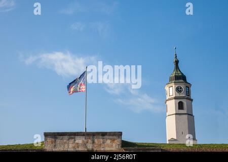 Bild des Uhrturms (auch bekannt als Sahat Kula) von Kalemegdan, Festung in Belgrad, Hauptstadt Serbiens mit einer Flagge Belgrads mit dem coa Stockfoto