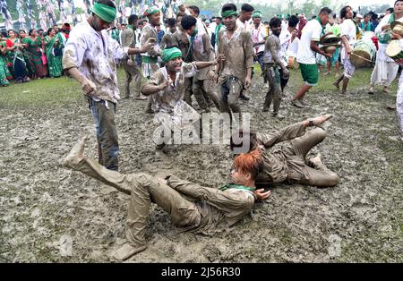 Guwahati, Guwahati, Indien. 20. April 2022. Jugendliche des Sarania Kachari Stammes tanzen während der Teilnahme an Prozession als Teil von Bah-Gohain Utsav in Bagan para im Baksa Bezirk von Assam Indien am Mittwoch 20.. April 2022. Sarania Kachari Stamm der Assam Indien feiern die Bah-Gohain Utsav Menschen vor Windpocken zu schützen und für eine gute Anbauzeit (Foto: © Dasarath Deka/ZUMA Press Wire) Stockfoto
