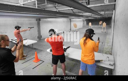 Austin, Texas, USA. 23. Oktober 2021. Ein Bitcoin-Club trifft sich auf der Range, einem Indoor-Schießplatz in Süd-Austin, zu einer Samstagsveranstaltung, bei der Mitglieder Hunderte von Runden auf der Indoor-Range drehten. (Bild: © Bob Daemmrich/ZUMA Press Wire Service) Stockfoto