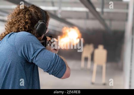 Austin, Texas, USA. 23. Oktober 2021. Ein Bitcoin-Club trifft sich auf der Range, einem Indoor-Schießplatz in Süd-Austin, zu einer Samstagsveranstaltung, bei der Mitglieder Hunderte von Runden auf der Indoor-Range drehten. (Bild: © Bob Daemmrich/ZUMA Press Wire Service) Stockfoto