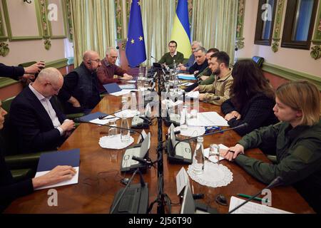 (220421) -- KIEW, 21. April 2022 (Xinhua) -- der Präsident des Europäischen Rates, Charles Michel (2. L), trifft am 20. April 2022 in Kiew, Ukraine, mit dem ukrainischen Präsidenten Wolodymyr Zelensky (3. R) zusammen. Zelensky traf sich am Mittwoch mit Michel und schätzte die Europäische Union (EU) für die Unterstützung der Ukraine im Konflikt mit Russland, berichtete Zelenskys Pressedienst. (Ukrainisches Präsidentenamt/Handout über Xinhua) Stockfoto