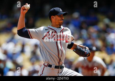 Atlanta Braves Pitcher Charlie Morton (50) spielt den Ball während eines MLB-Spiels in der regulären Saison gegen die Los Angeles Dodgers, Mittwoch, 20.. April, Stockfoto