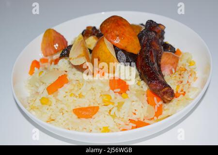 Serviert Gericht mit Schweinefleischrippen, Äpfeln, Reis und Gemüse. Stockfoto
