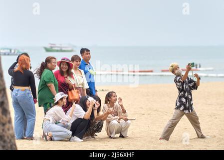 Selfie-Gruppe. Freunde und Familie machen ein Selfie am Strand. Thailand Südostasien Stockfoto