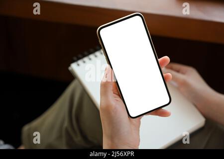 Nahaufnahme Bild, Freiberuflerin Suche ihre Inspirationen auf Online-Social Media über Smartphone. Telefon weißen Bildschirm Mockup Stockfoto