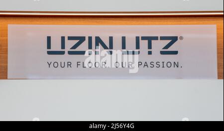 Ulm, Deutschland. 20. April 2022. Der Corporate Schriftzug der UZIN Utz AG befindet sich am Hauptsitz des Unternehmens. Der börsennotierte Baustoffhersteller stellt auf einer Jahrespressekonferenz am 21. April 2022 die Zahlen des Unternehmens für das vergangene Geschäftsjahr vor. Quelle: Stefan Puchner/dpa/Alamy Live News Stockfoto