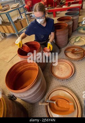 Ulm, Deutschland. 20. April 2022. Die Chemikerin Cora Kuttmann montiert Farbstoffe im Werk Uzin Utz. Der börsennotierte Baustoffhersteller stellt auf einer Jahrespressekonferenz am 21. April 2022 die Zahlen des Unternehmens für das vergangene Geschäftsjahr vor. Quelle: Stefan Puchner/dpa/Alamy Live News Stockfoto