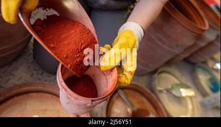 Ulm, Deutschland. 20. April 2022. Die Chemikerin Cora Kuttmann montiert Farbstoffe im Werk Uzin Utz. Der börsennotierte Baustoffhersteller stellt auf einer Jahrespressekonferenz am 21. April 2022 die Zahlen des Unternehmens für das vergangene Geschäftsjahr vor. Quelle: Stefan Puchner/dpa/Alamy Live News Stockfoto
