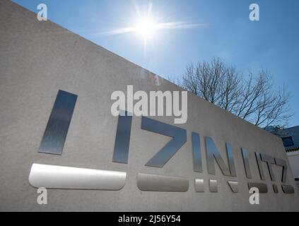 Ulm, Deutschland. 20. April 2022. Der Corporate Schriftzug der UZIN Utz AG befindet sich am Hauptsitz des Unternehmens. Der börsennotierte Baustoffhersteller stellt auf einer Jahrespressekonferenz am 21. April 2022 die Zahlen des Unternehmens für das vergangene Geschäftsjahr vor. Quelle: Stefan Puchner/dpa/Alamy Live News Stockfoto