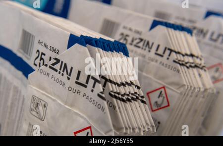 Ulm, Deutschland. 20. April 2022. Leere Papiersäcke liegen in einer Abfüllanlage der Uzin Utz AG. Der börsennotierte Baustoffhersteller stellt auf einer Jahrespressekonferenz am 21. April 2022 die Zahlen des Unternehmens für das vergangene Geschäftsjahr vor. Quelle: Stefan Puchner/dpa/Alamy Live News Stockfoto