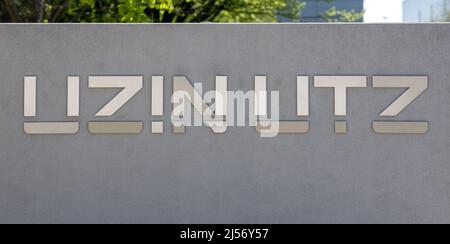Ulm, Deutschland. 20. April 2022. Der Corporate Schriftzug der UZIN Utz AG befindet sich am Hauptsitz des Unternehmens. Der börsennotierte Baustoffhersteller stellt auf einer Jahrespressekonferenz am 21. April 2022 die Zahlen des Unternehmens für das vergangene Geschäftsjahr vor. Quelle: Stefan Puchner/dpa/Alamy Live News Stockfoto