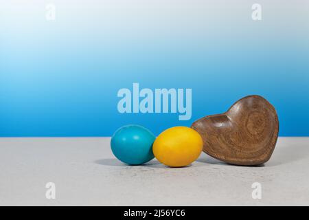 Frohe Ostern. Bunt bemalte Eier. Hell gekochte Eier. Traditionelle Osterdekoration Stockfoto