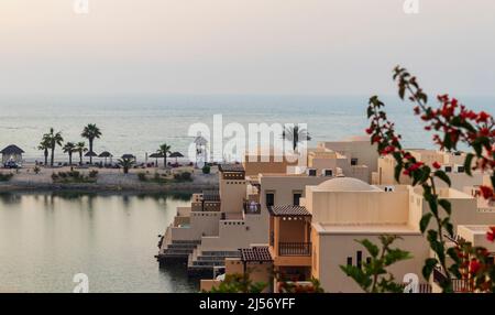 RAS Al Khaimah, VAE - 04.04.2022 - Blick auf den Strand und private Villen im Cove Rotana Resort Stockfoto