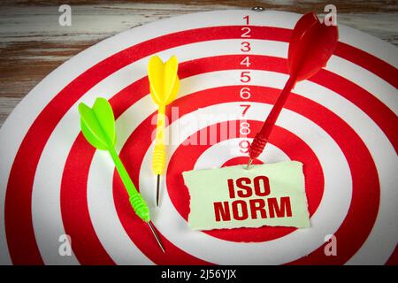 ISO-NORM. Ein Stück Papier mit Text und einem Pfeil in der Mitte des Ziels. Stockfoto