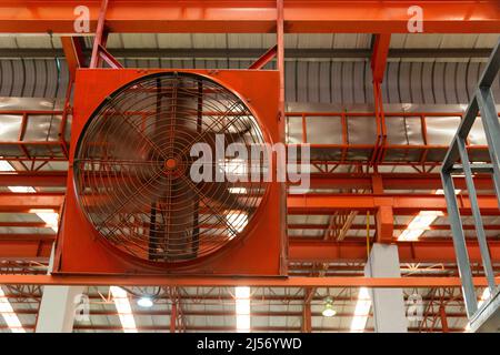 Große industrielle Kühlerlüfter rot im Werk für reduzierte Wärme im Betrieb Belüftung der Anlage, Industrie Kühlung mechanische Lüfter Stockfoto