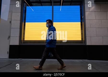 Seattle, USA. 20. April 2022. Die Nordstom-Ukraine-Flagge als Volk vorbeizieht. Stockfoto