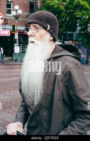 Seattle, USA. 20. April 2022. Ein stilvoller Mann mit langem Bart auf dem Pike Place Market. Stockfoto