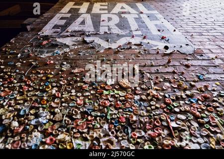 Seattle, USA. 20. April 2022. Die berühmte Gummimauer in der Post Alley. Stockfoto