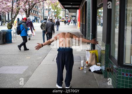 Seattle, USA. 20. April 2022. Ein Mann tanzt auf 1. und Pike in der Nähe des Pike Place Market. Stockfoto