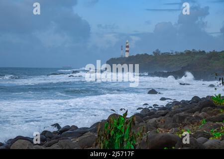 Der Albion Lighthouse, auch bekannt als Pointe aux Caves Lighthouse während des tropischen Wirbelsturms Batsirai auf der Insel Mauritius. Stockfoto