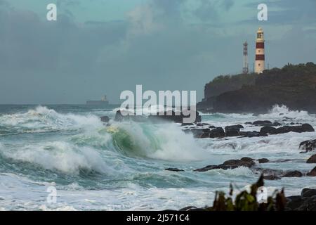 Der Albion Lighthouse, auch bekannt als Pointe aux Caves Lighthouse während des tropischen Wirbelsturms Batsirai auf der Insel Mauritius. Stockfoto