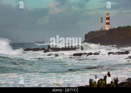 Der Albion Lighthouse, auch bekannt als Pointe aux Caves Lighthouse während des tropischen Wirbelsturms Batsirai auf der Insel Mauritius. Stockfoto