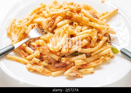 Gekochte Pasta in Thunfisch gekocht. Stockfoto