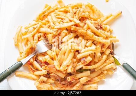 Gekochte Pasta mit Thunfisch gekocht Stockfoto