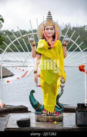 Statue der Hindu-Göttin, die am heiligen See von Grand Bassin, Mauritius, steht. Stockfoto