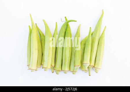 Gruppe frischer Okra auf weißem Hintergrund. Stockfoto