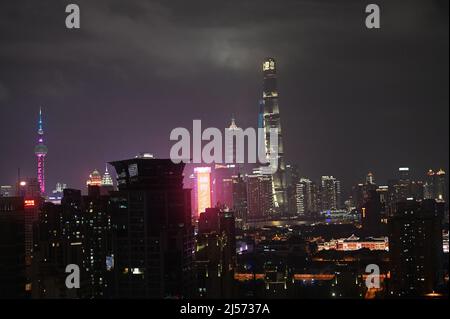 Die moderne Skyline der Stadt Shanghai, von einem Wolkenkratzer in der Nacht aus gesehen Stockfoto